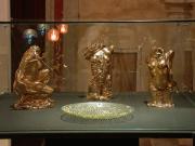 L. Diaz de Santillana, 'Piatto Mimosa', vetro 1977=A. Chromy, 'Tre Costellazioni', bronzo patinato dorato 2003